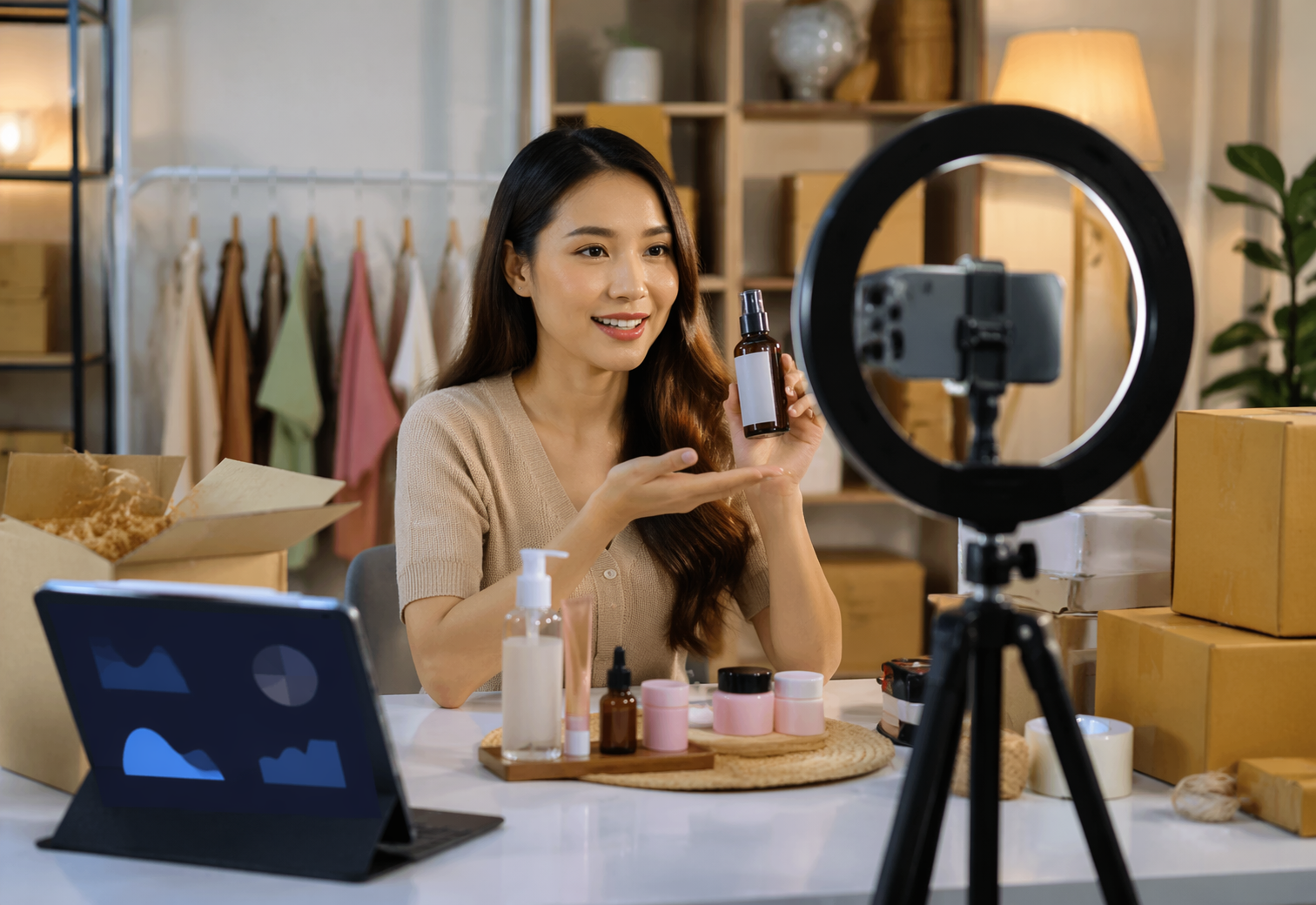 Nhà sáng tạo quay video sản phẩm trong studio nhỏ với điện thoại và ring led